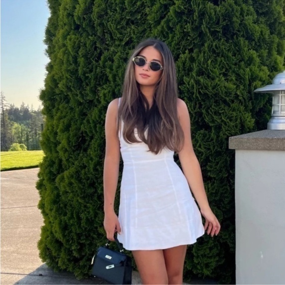 Elegant White Sleeveless Dress